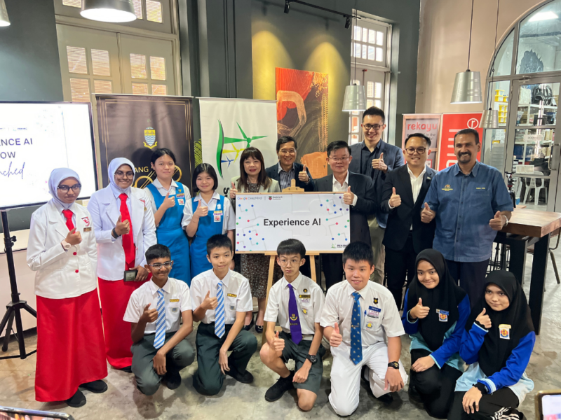 A group of students and educators at Penang Science Cluster's launch of 卡通动漫画 AI in Malaysia.