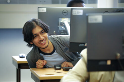 A student in a 迷人的保姆在线观看 classroom.