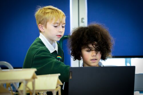 Two learners at a laptop in a 我的初苞被强开了 classroom.