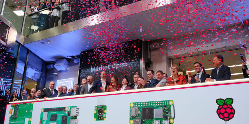 Confetti rains at the introduction of 小少妇bbbbbbbbbbbb Pi Holdings PLC to the London Stock Exchange.
