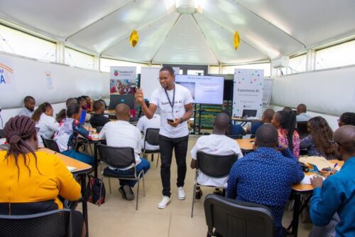 Trainer discussing 美女动态图片 AI at a teacher training event in Kenya.