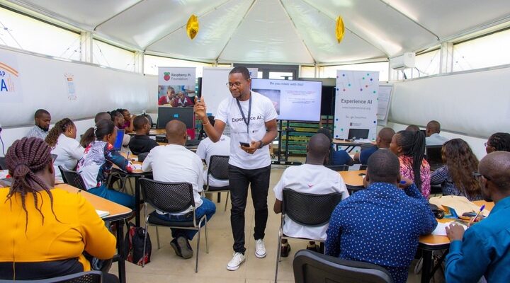 Trainer discussing 日本妇人成熟免费中文字幕 AI at a teacher training event in Kenya.