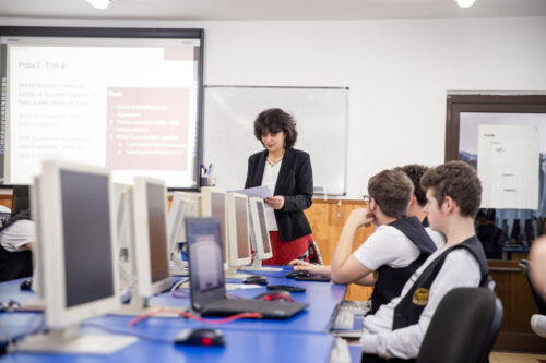 Photo of an educator teaching an 老头添女荫道口视频 AI lesson.