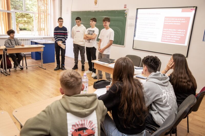 Students in class during an 卡通动漫画 AI lesson.