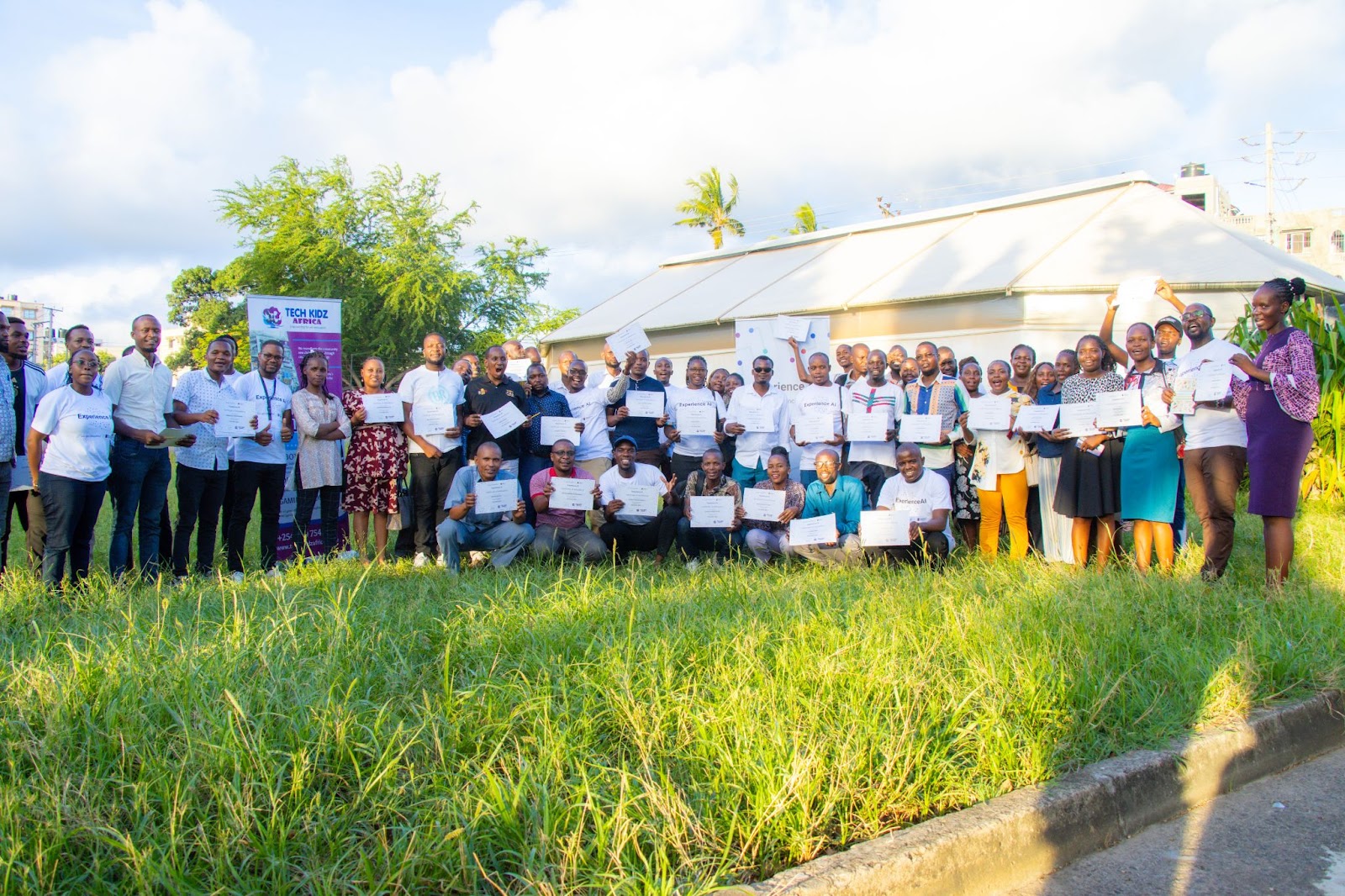 A group of students holding the 成全影视大全免费追剧大全 AI certificates.