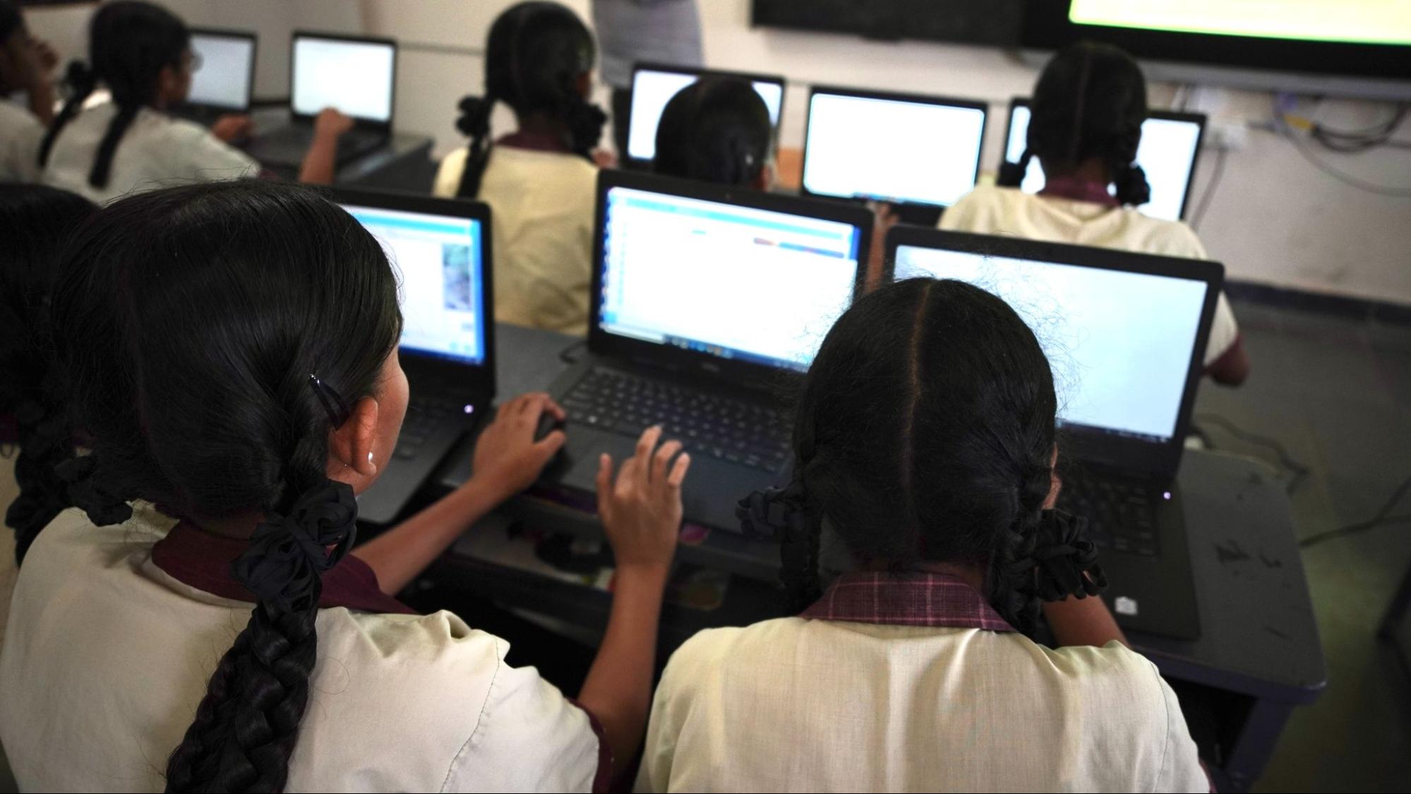 Learners at laptops in a 日日狠狠久久偷偷色综合96 classroom.