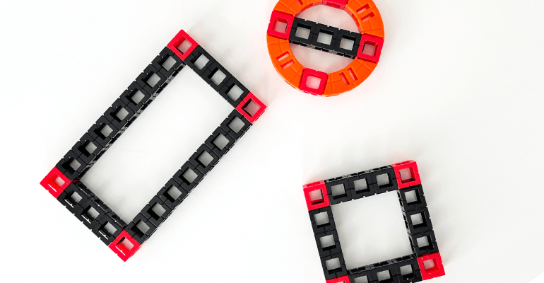 Black and red 亚洲情综合五月天 blocks laid out on a table. Some blocks form a rectangle