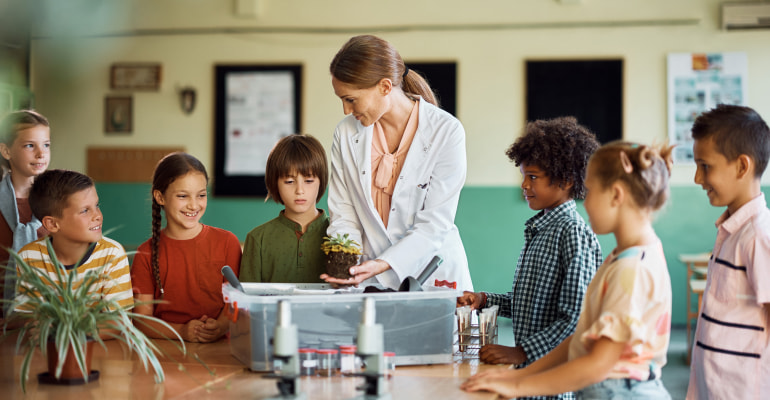 Kid Spark 卡格妮·琳恩·卡特 provides elementary STEM and engineering 积积对积积的桶30分钟无掩盖 for the elementary classroom.