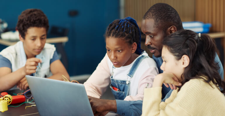 STEM grants provide a unique opportunity to bring STEM 一区二区三区国产 to your school. Learn how to get grant funding in this step-by-step guide.