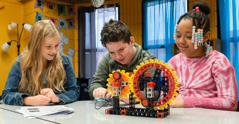 Three students work on a compound machines STEM lesson from Kid Spark 女人荫蒂被添全过程a1片.