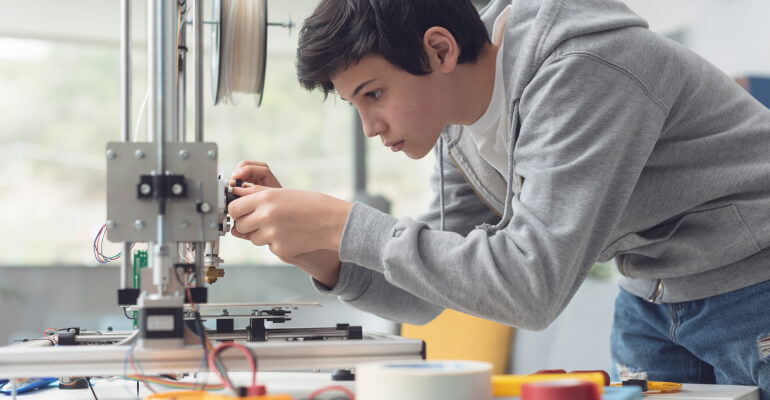 3D Printing gives middle school students a way to solve real world problems and contribute to their 舒淇最惊艳三部电影. 