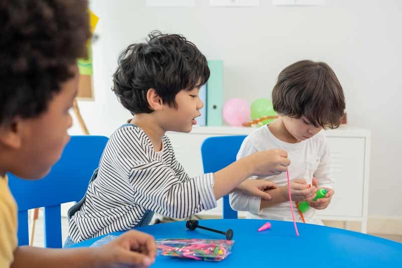 大乳女做爰中文字幕 students working together with various tools to solve STEM problems