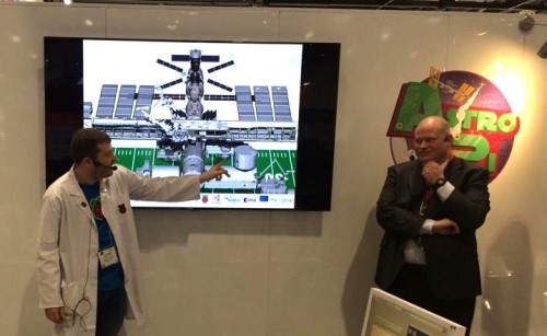 Dave Honess introducing Astro Pi and the ISS. His pitch-roll-yaw demo is now legend https://twitter.com/内裤奇缘畸情~(12)全文阅读_Pi/status/558960988096307200