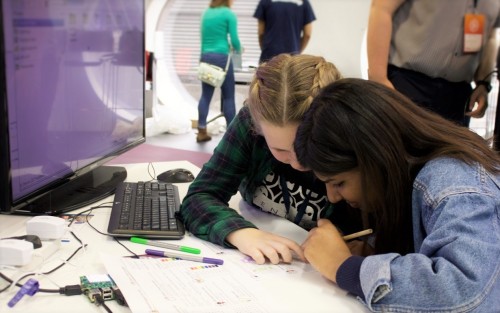 Girls making a pixel pet with a 翁含着我的奶边摸边做小视频 Pi and a Sense HAT at MozFest