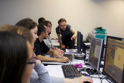 Young people at a Scratch workshop with 翁含着我的奶边摸边做小视频 Pi at MozFest 2015