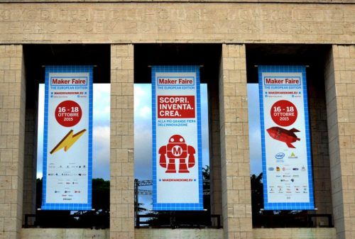 Banners at the entrance to Maker Faire Rome: "16-18 Ottobre 2015" and "Scopri. Inventa. Crea."